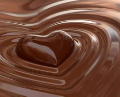 Smeltet chokolade, der former et hjerte.