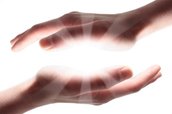 To hænder mødes og skaber energi.
